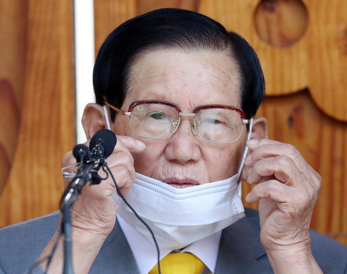 Lee Man-hee, leader de la secte Shincheonji, lors d’une conférence de presse le 2 mars à Gapyeong, en Corée du Sud.