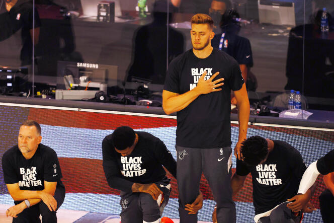 Le joueurs du Miami Heat Meyers Leonard est resté debout durant l’hymne américain, à Orlando (Floride), le 1er août.