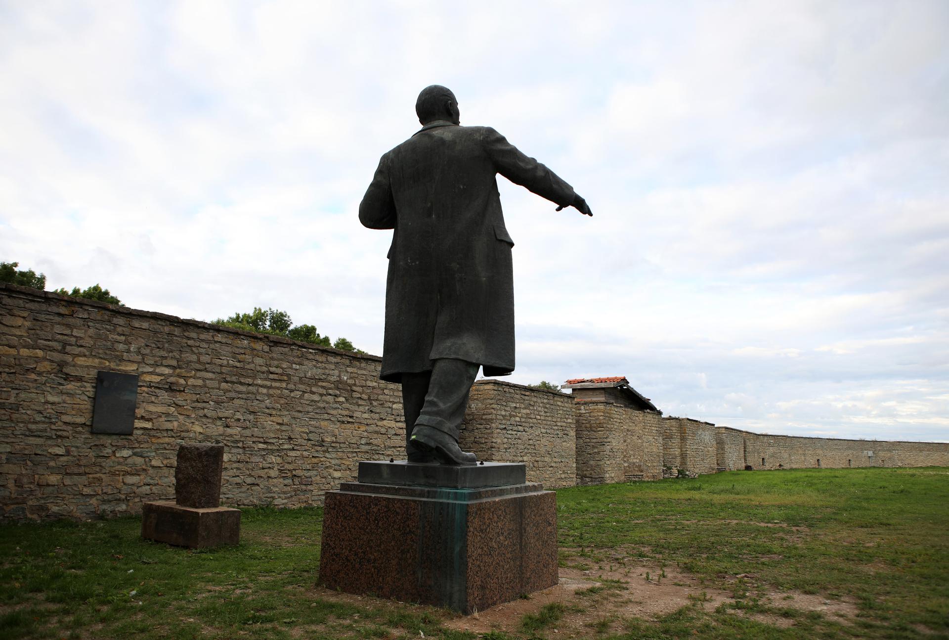 Dans le parc du château de Narva, en Estonie, le 22 juillet, la statue de Lenine pointe la Russie, à l’horizon.