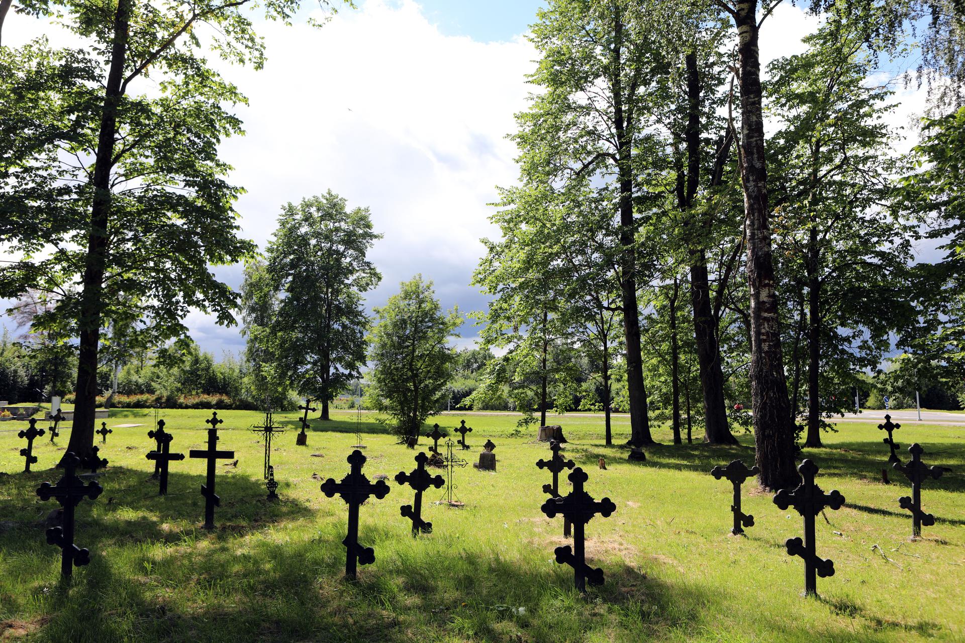 Au cimetière de Narva, en Estonie, le 23 juillet, les tombes des soldats russes tombés pendant les guerres mondiales côtoient celles de leurs prisonniers tués lors de ces mêmes conflits.