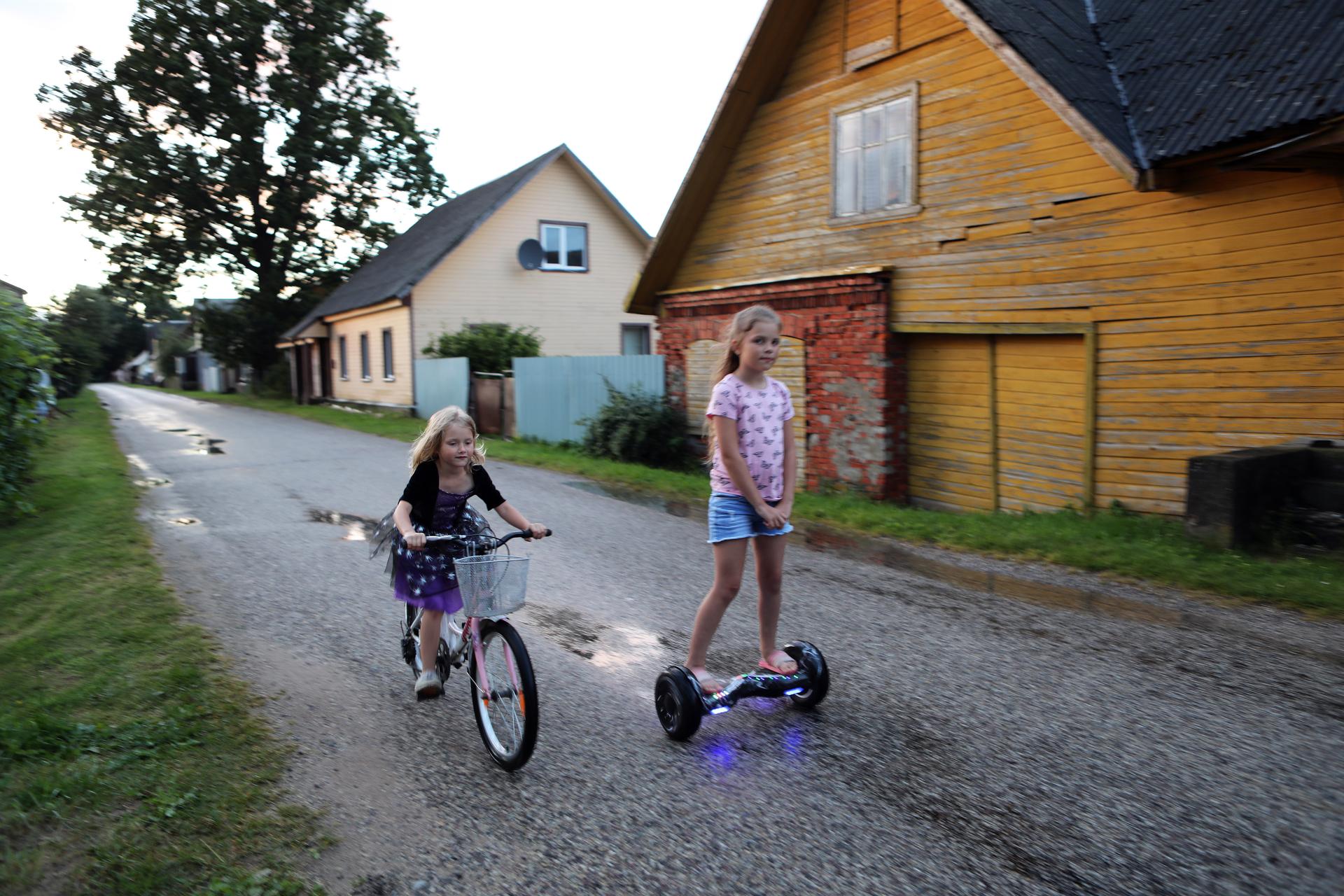 Angelina et Mariana, deux soeurs, deux jeunes habitantes de la petite ville de Varnja, en Estonie, le 23 juillet, où vivent de nombreux descendants des Vieux-Croyants.