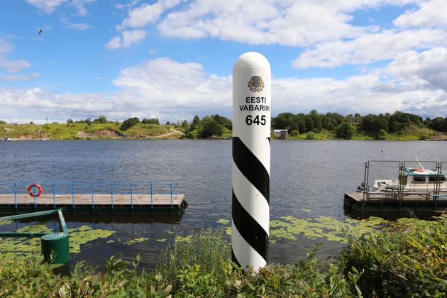 La rivière Narva, vue depuis le bar Ro-Ro, à Narva en Estonie, frontière naturelle entre le pays et la Russie.
