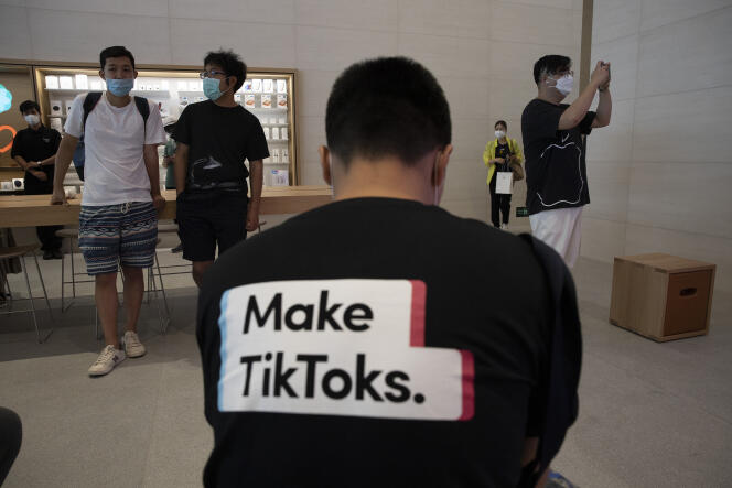 Un homme fait la promotion de TikTok à l’aide de son tee-shirt, dans un Apple Store de Pékin, le 17 juillet.
