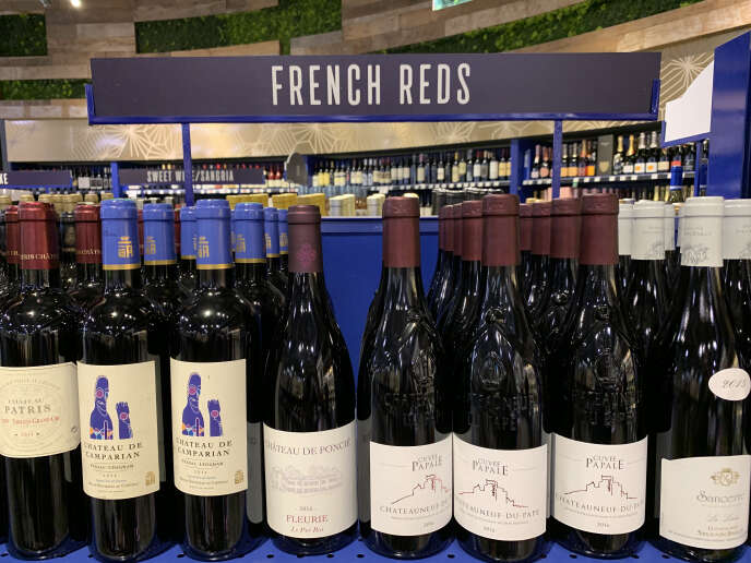 Des bouteilles de vin français sont vendues dans un supermarché de Los Angeles, en août 2019.