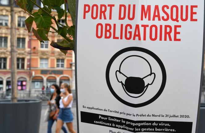A Lille, le port du masque est, désormais, obligatoire en extérieur dans la plupart des lieux publics, comme l’énonce cette affiche le 3 août.
