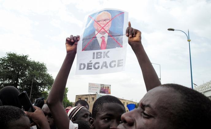Des partisans de l’imam Mahmoud Dicko demandent la démission du président Ibrahim Boubacar Keïta, à Bamako, le 5 juin 2020.