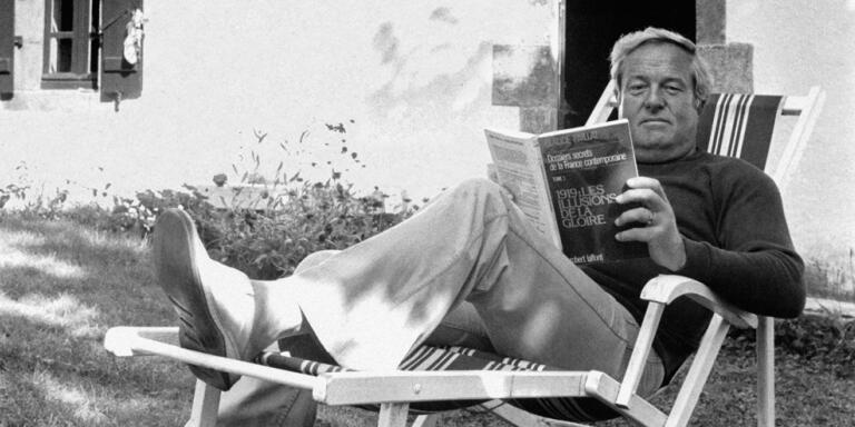 Le leader du Front national Jean-Marie Le Pen lit dans une chaise longue en septembre 1980 chez lui à la Trinité-sur-Mer, France.