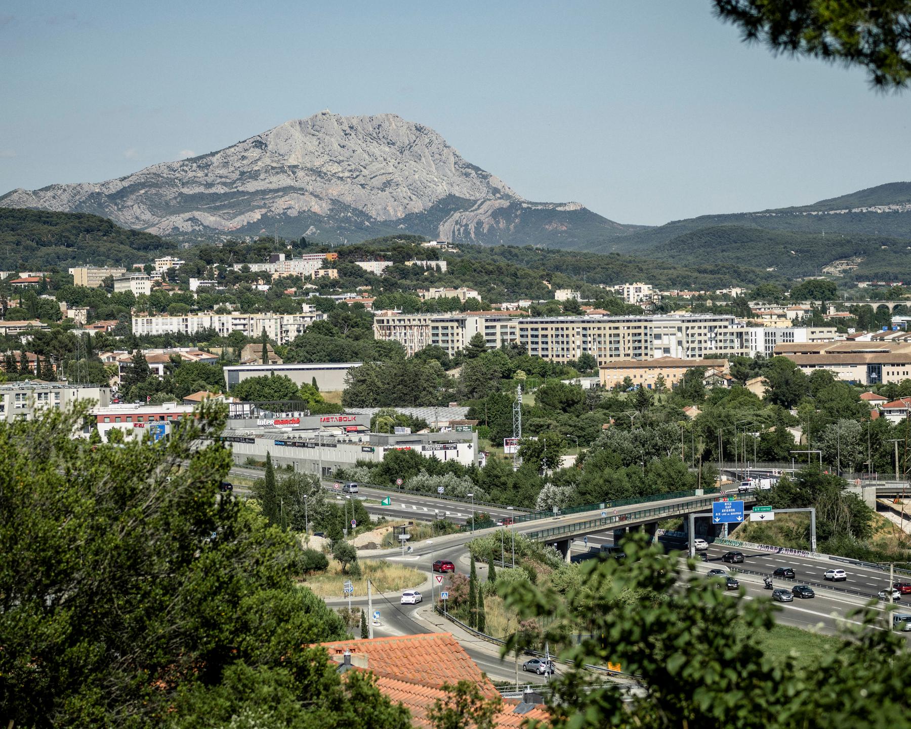 Sur La Montagne Sainte Victoire Paul Cezanne Au Sommet