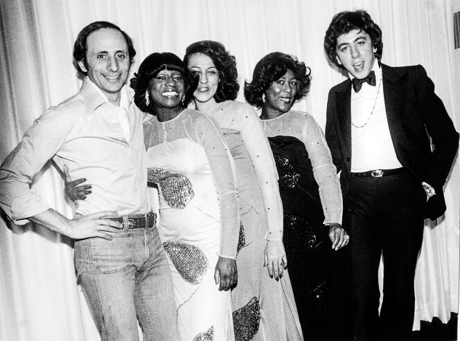 Henri Belolo, à gauche, et Jacques Morali, à droite, posent à New York, en 1975, avec les chanteuses américaines de The Ritchie Family.