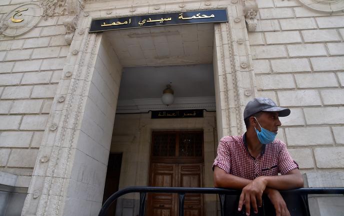 Un homme attend devant le tribunal de Sidi M’hamed, à Alger, lors du procès du journaliste Khaled Drareni, le 3 août 2020.