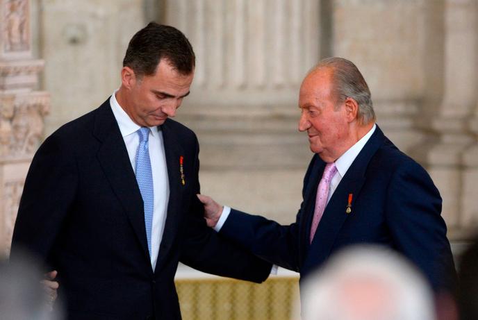 Juan Carlos et la prince felipe VI, lors de la cérémonie d’abdication au palais royal de Madrid, le 18 juin 2014.