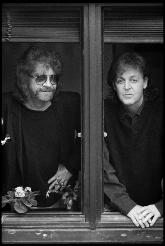Le producteur et multi-instrumentiste Jeff Lynne et Paul McCartney à Londres en 1996.
