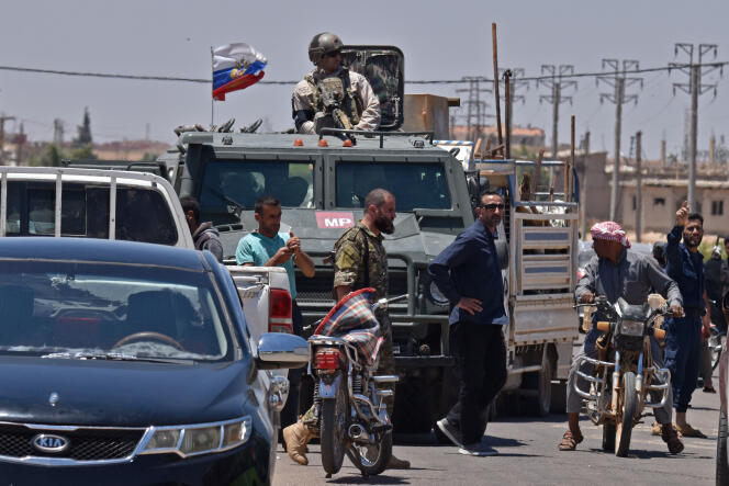 Des forces russes patrouillent les rues de Bosra-Al-Cham alors que des déplacés syriens de la province de Deraa rentrent dans leur ville natale de Bosra, dans le sud-ouest de la Syrie, le 11 juillet 2018.