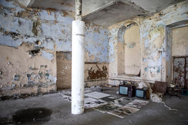 A l’intérieur de l’ancienne manufacture textile de Russie, désormais abandonnée, à Narva, en Estonie, le 23 juillet.