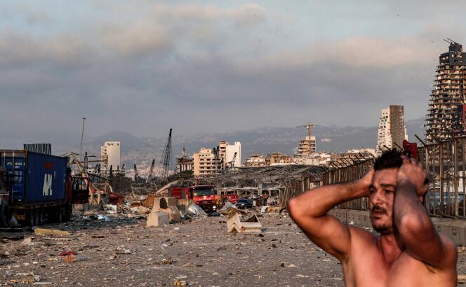 A proximité du site de l’explosion, sur le port de Beyrouth, le 4 août en fin de journée.