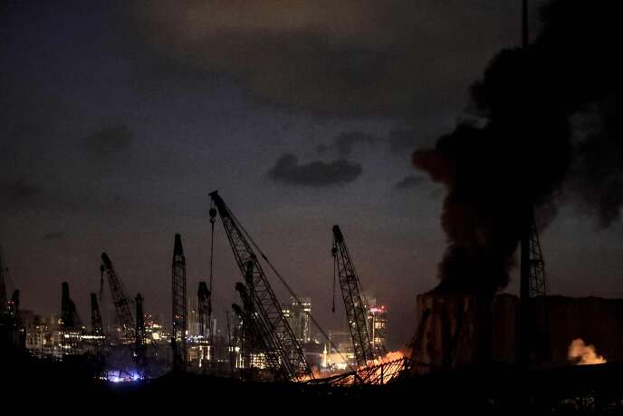 Au soir du 4 août, des incendies se poursuivent près du port de Beyrouth, au Liban.