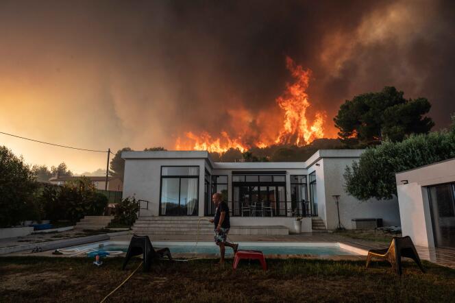 L’incendie s’approche des quartiers résidentiels de La Couronne, près de Marseille, le 4 août.