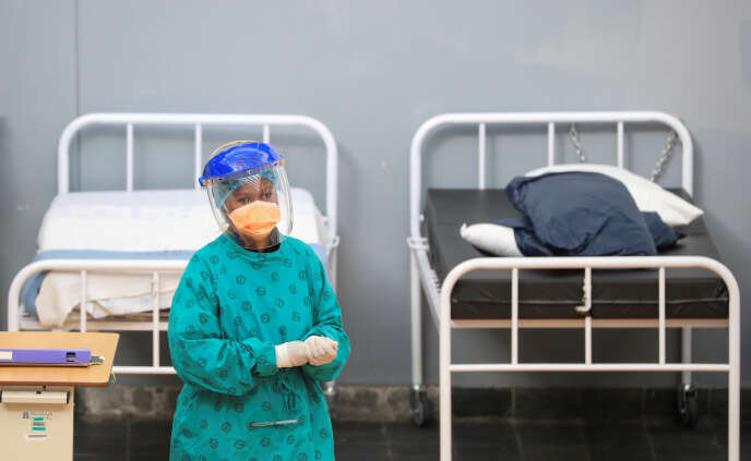 Une travailleuse médicale dans un hôpital installé par Médecins sans frontières (MSF) dans le township de Khayelitsha, près du Cap, le 21 juillet 2020.