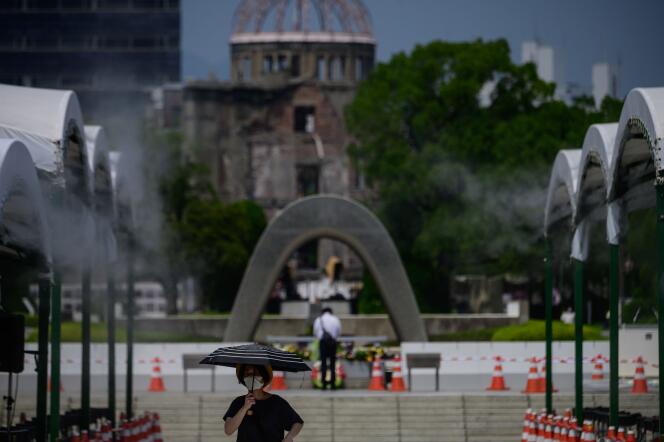 Une femme traverse le parc commémoratif de la paix d’Hiroshima, le 6 août.