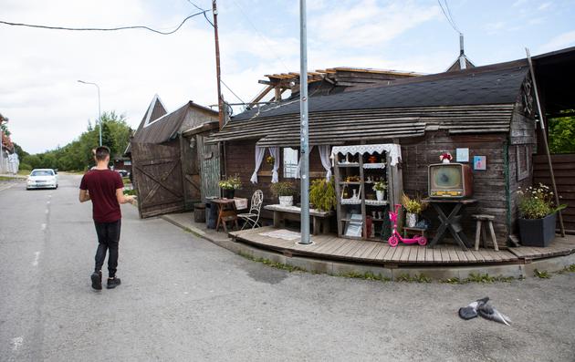Le bar underground Ro-Ro, à Narva, en Estonie, le 23 juillet. Il est situé juste en face de vastes hangars où les prisonniers politiques étaient enfermés pendant l’ère soviétique.