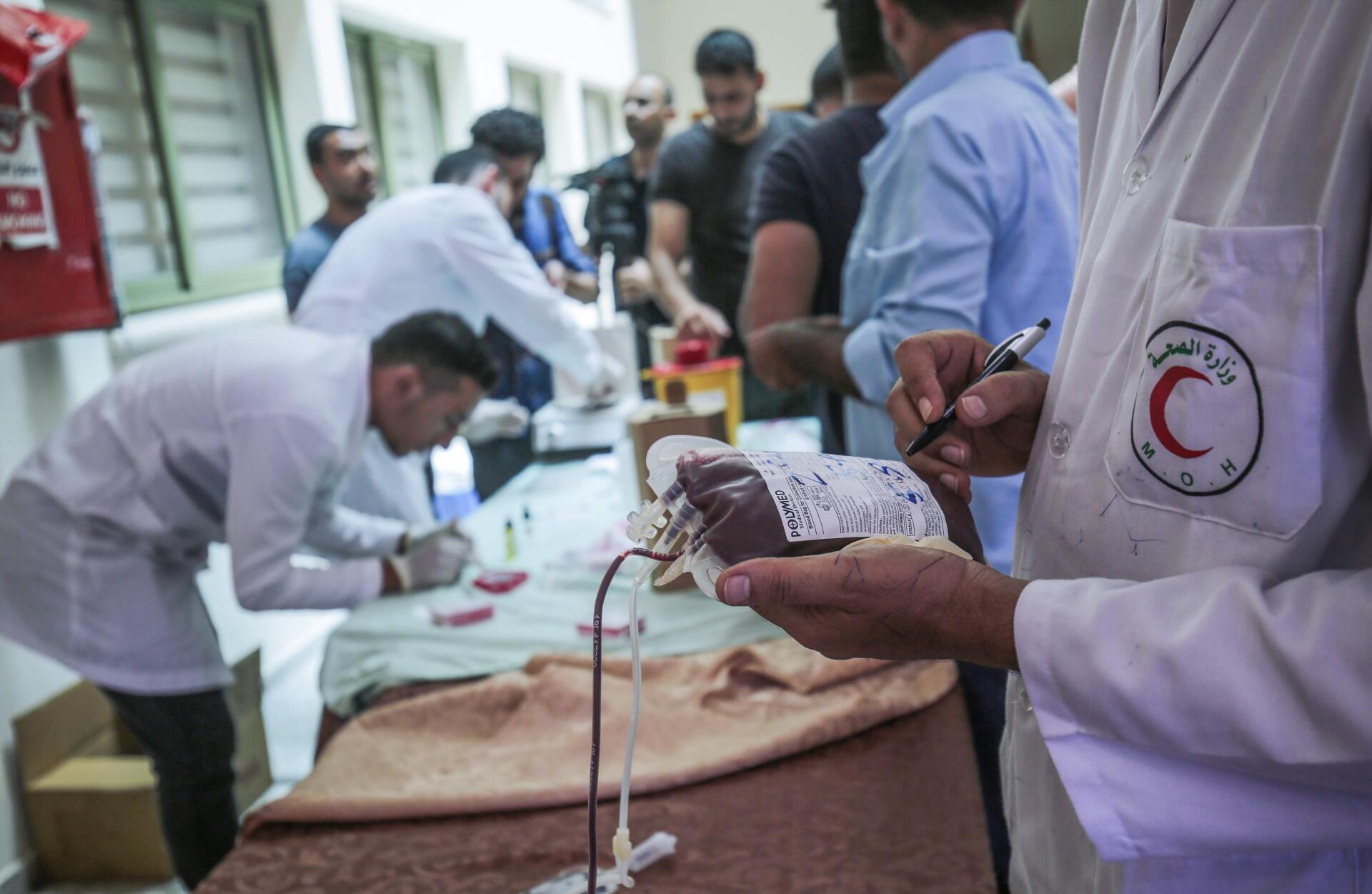 Des Palestiniens donnent leur sang pour prévenir un éventuel manque lors d’un événement organisé par la municipalité de Khan Yunis, dans le sud de la bande de Gaza, le Croissant-Rouge et le ministère de la santé, le 5 août.