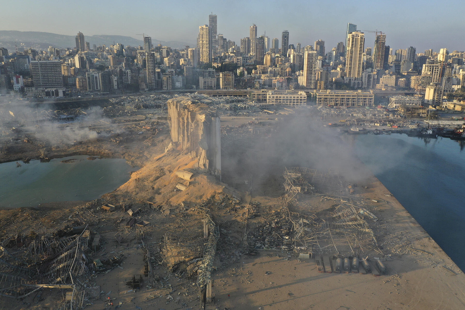 Une photo prise par un drone montre la scène après l’explosion au port maritime de Beyrouth, au Liban, le 5 août.
