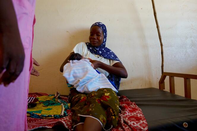 Noélie Sawadogo, 25 ans, allaite sa fille de 4 jours à la maternité de Bangrin, au Burkina Faso.