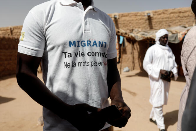A Agadez, au Niger, en octobre 2019, un membre d’une association locale d’aide aux Subsahariens qui tentent de traverser le désert. Sur son tee-shirt, ce message : « Migrant, ta vie compte, ne te mets pas en danger ».