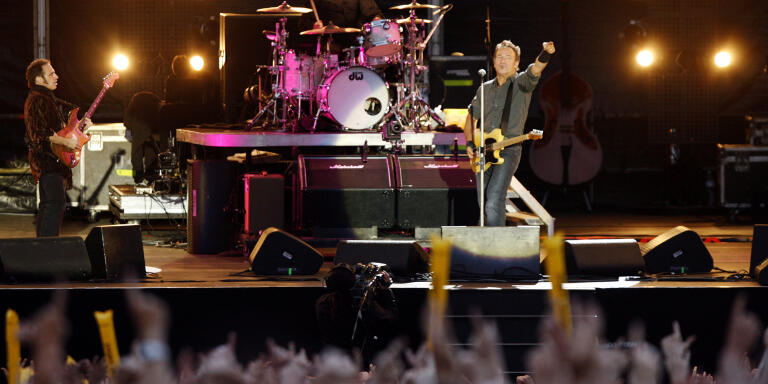 U.S. singer Bruce Springsteen performs with the E Street Band during the Les Vielles Charrues Festival in Carhaix, western France, July 16, 2009.  REUTERS/Stephane Mahe (FRANCE ENTERTAINMENT) - GM1E57H0CDW01
