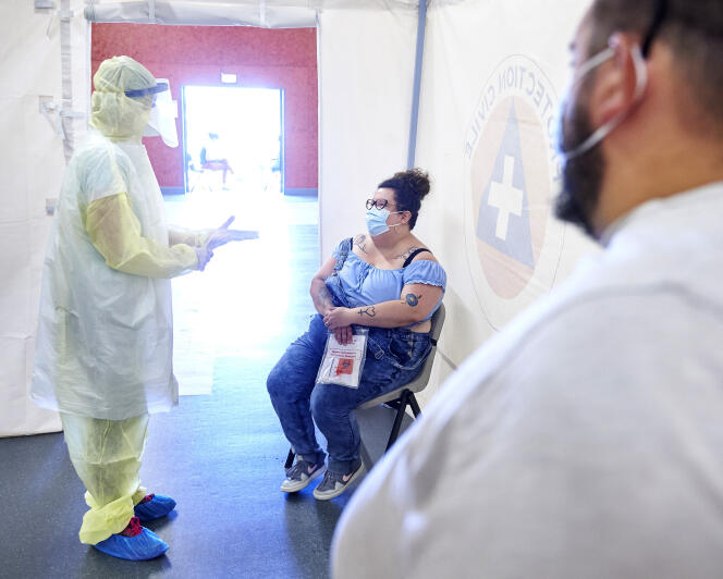 Une jeune femme attend de se faire tester, au centre de dépistage installé dans une salle polyvalente, à Mayenne, le 4 août.