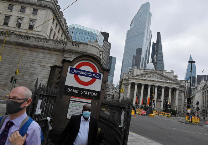 Des employés de la City sortent du métro, devant la Banque d’Angleterre, jeudi 6 août.