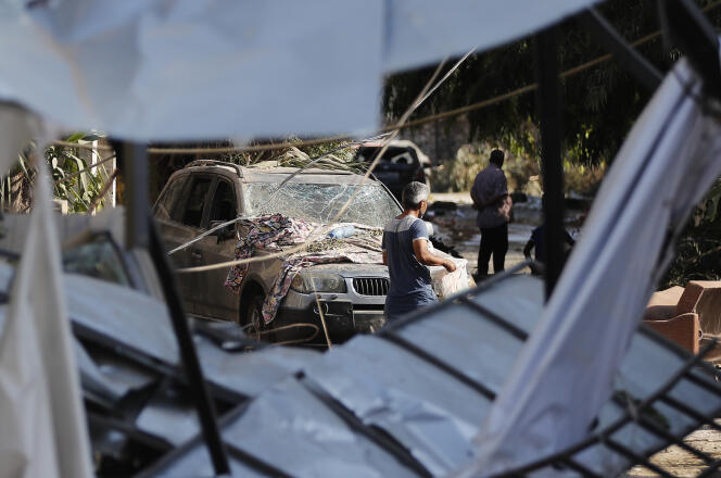 Un homme quitte sa maison détruite par l’explosion avec ses affaires, à Beyrouth, au Liban, le 6 août.
