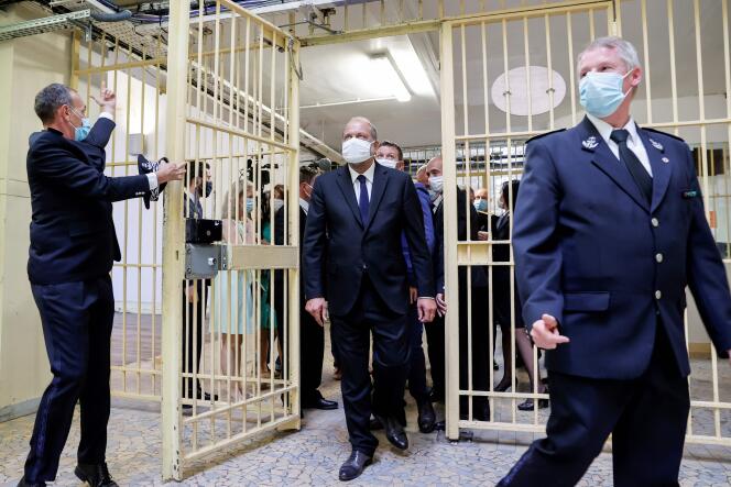 Le ministre de la justice, Eric Dupond-Moretti, visite la prison de Fresnes, au sud de Paris, le 7 juillet.