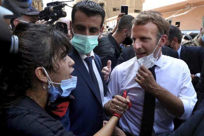 Emmanuel Macron, dans le quartier de Gemmayzé, à Beyrouth, qui a subi d’importants dommages à la suite des explosions, le 6 août.