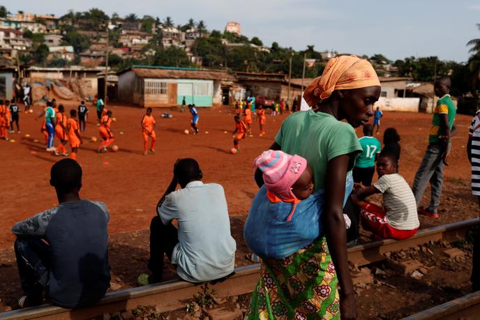 Une femme portant son bébé à Yaoundé, en mai 2019.