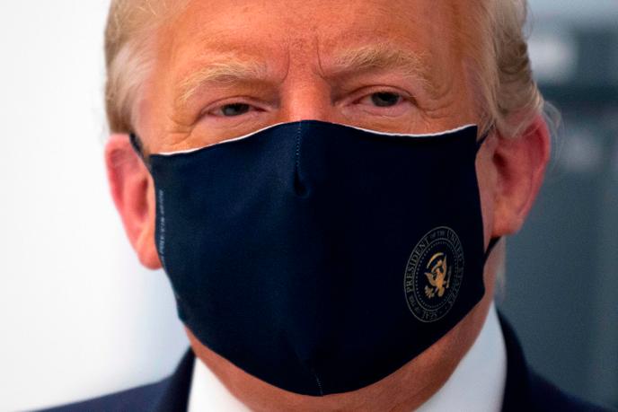 Donald Trump lors d’une visite d’un laboratoire fabriquant des composants pour un potentiel vaccin, à Morrisville (Caroline du Nord), le 27 juillet.