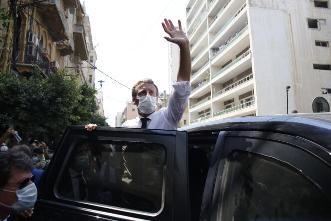 Emmanuel Macron salue la foule lors de sa visite à Beyrouth, deux jours après que la ville a été frappée par une double explosion, le 6 août.