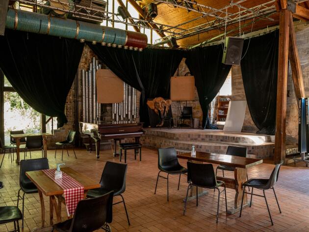 Au Club de La Chesnaie, à Chailles (Loir-et-Cher), on trouve un coin café, une table de ping-pong, une scène démontable et un grand espace, vaste et modulable, qui peut servir aussi bien pour des ateliers que des spectacles.