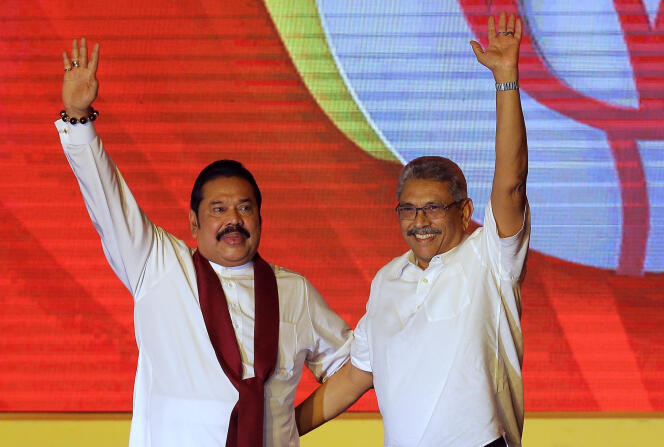 Sur cette photo d’archive de 2019, les deux frères Mahinda et Gotabaya Rajapaksa, à Colombo, Sri Lanka.