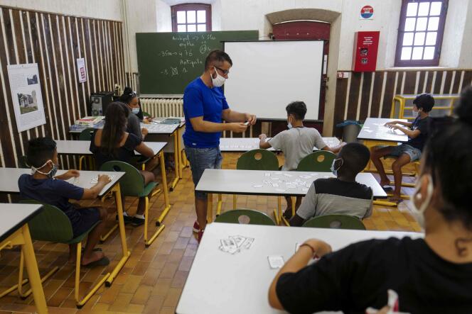 Un enseignant masqué donne une leçon lors d’un camp d’été pour les enfants défavorisés du quartier « La Bocca », à Cannes, le 28 juillet.