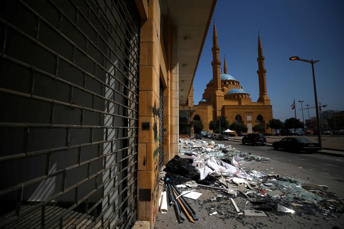 Des débris sont aperçus dans la rue près de la mosquée Mohammad Al-Amin après l’explosion de mardi dans la zone portuaire de Beyrouth, au Liban, le 8 août 2020.