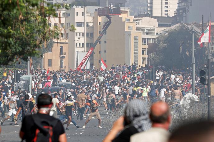 Des milliers de personnes se sont rassemblées le 8 août dans le centre de Beyrouth pour demander des comptes aux autorités après l’explosion meurtrière au port, qui a dévasté des quartiers entiers de la capitale libanaise et fait plus de 150 morts.