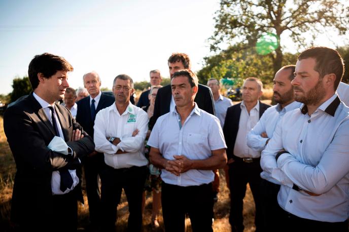 Le ministre de l’agriculture, Julien Denormandie (à gauche), avec des éleveurs, le 24 juillet 2020, à Floirac (Lot).  « Pour permettre d’avoir l’eau l’été [il faut] capter l’eau de l’hiver. C’est aussi simple que cela, c’est le bon sens qui nous anime », avait déclaré le ministre, le 31 juillet, au micro d’Europe 1.