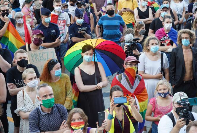 Des milliers de sympathisants LGBT manifestent dans le centre de Varsovie contre la détention de la militante connue sour le nom de Margot à Varsovie, en Pologne, le 8 août 2020.
