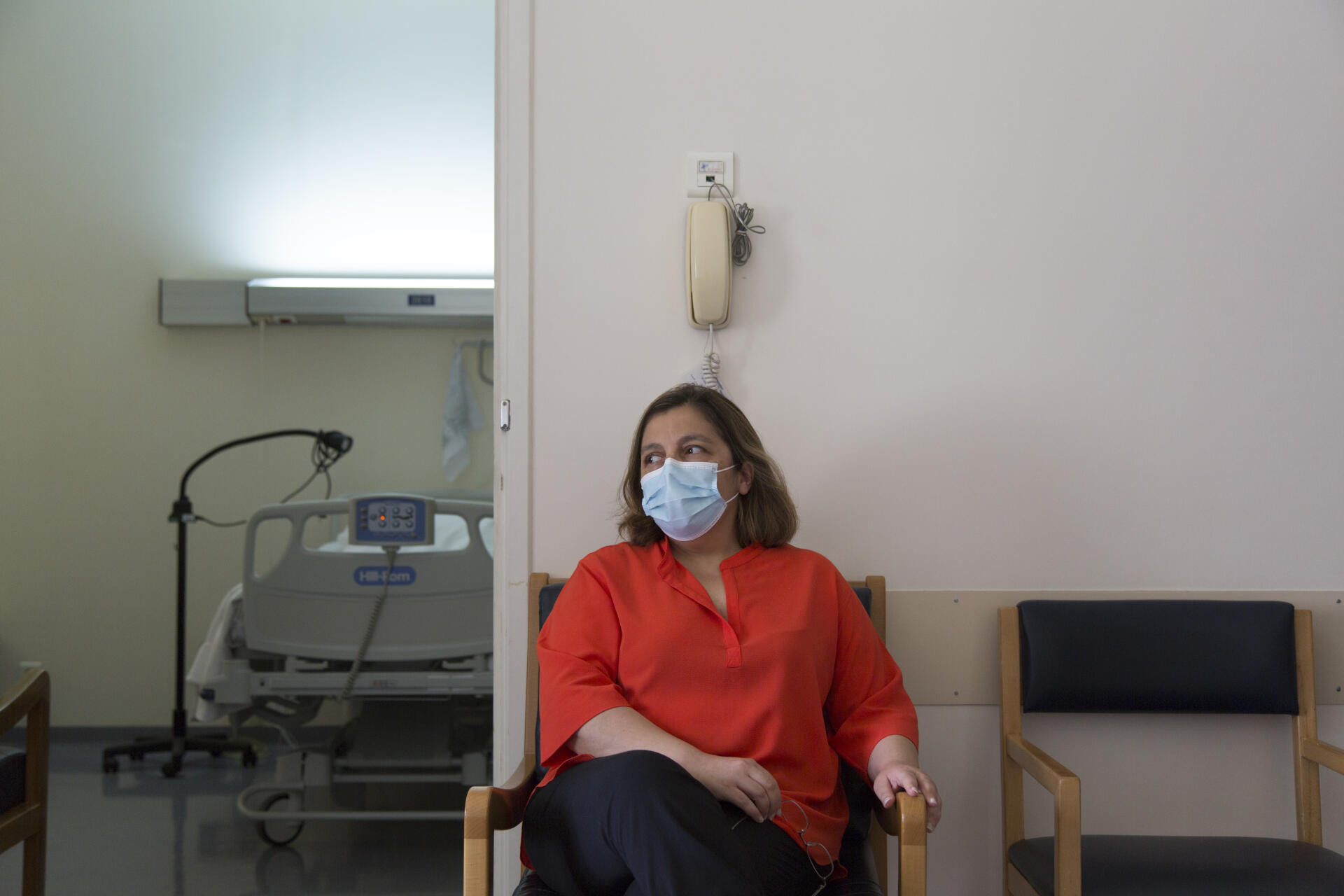 Carole Saade Riachy, docteure franco-libanaise, attend le retour d’opération de sa fille.