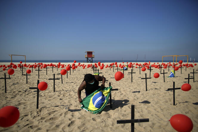 Un hommage aux victimes du Covid-19, sur la plage de Copacabana, le 8 août à Rio de Janeiro.