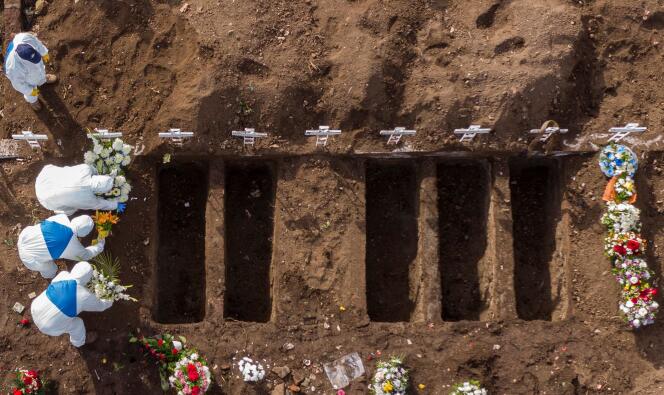 Enterrement de victimes du Covid-19, le 11 juillet à Santiago (Chili).