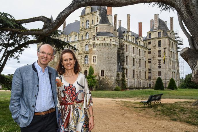 Sept étages, 204 pièces : faire vivre cette ancienne forteresse, dont il a hérité il y a trente ans, « c’est une vie non-stop », affirme Charles-André de Cossé-Brissac, ici avec son épouse, Larissa le 5 juillet.