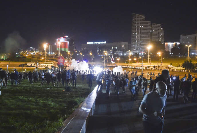 La police disperse les manifestants après l’élection présidentielle à Minsk, en Biélorussie, le 9 août.