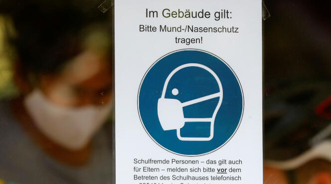 Un panneau conseillant le port du masque, à Berlin, le 10 août 2020.